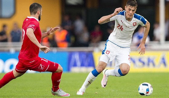 DEBUT eský fotbalový reprezentant Patrik Schick (vpravo) v píprav proti...