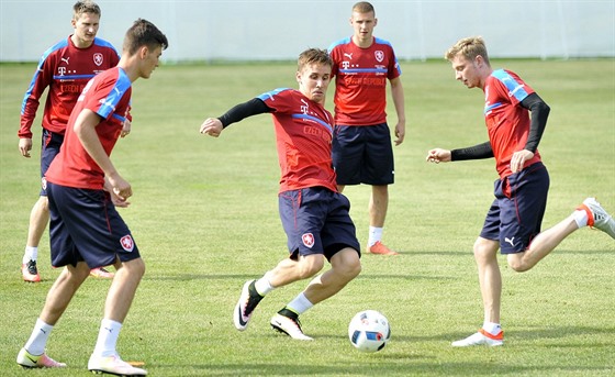 Patrik Schick (druhý zleva) pi tréninku fotbalové reprezentace v rakouském...