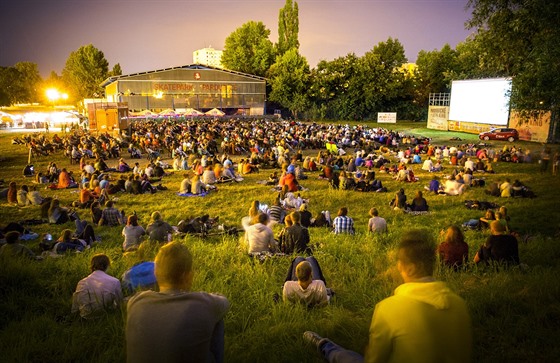 Nejnavtvovanjí projekce pod irým nebem zaívá na východ ech Pardubické letní kino.