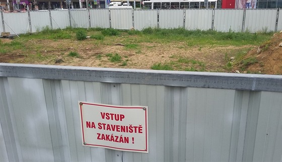 Ped zákazem vstupu na stavenit varuje jediná cedule.