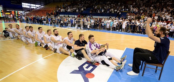 Díntí basketbalisté baví sebe i diváky.