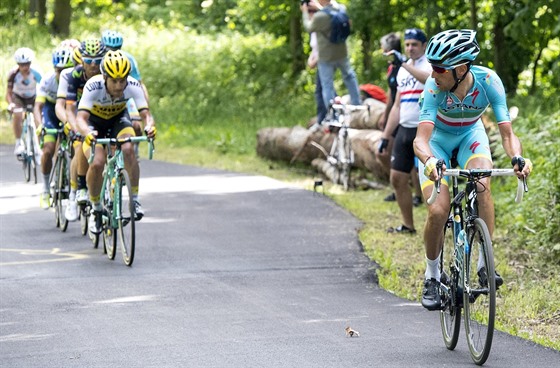 Vincenzo Nibali se v prbhu 13. etapy Gira ohl po soupech.