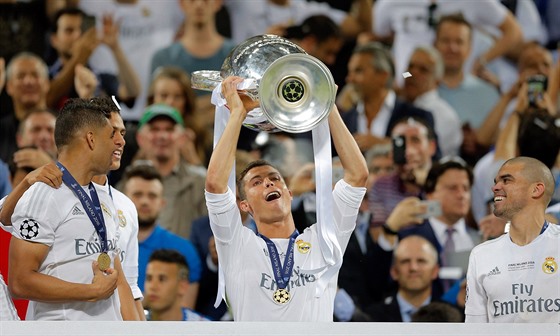 VÍTZ. Cristiano Ronaldo z Realu Madrid pózuje s pohárem pro vítze Ligy mistr.