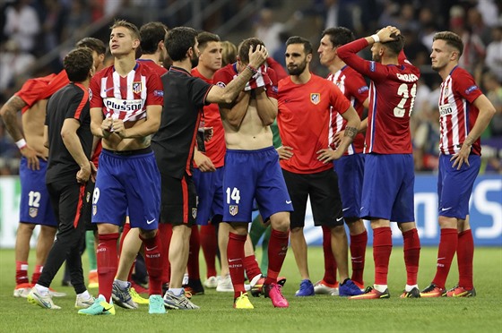 SMUTEK. Fotbalisté Atlétika Madrid jsou smutní z poráky ve finále Ligy mistr.