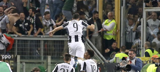 Alvaro Morata z Juventusu Turín se raduje z vítzné trefy ve finále Italského...