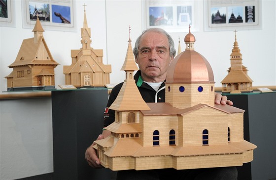 Jan Blizák z Frýdku-Místku vytvoil u devatenáct model devných kostel z...