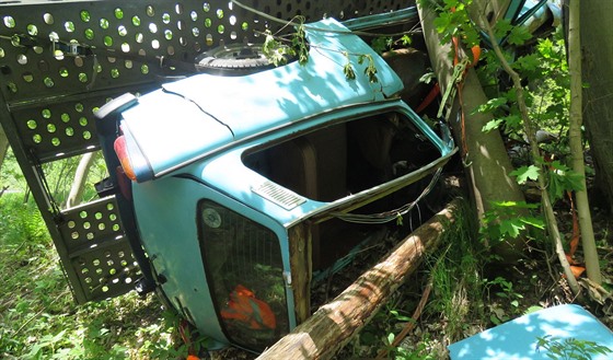 idi vezoucí na pívsu trabant dostal kvli píli rychlé jízd smyk a...