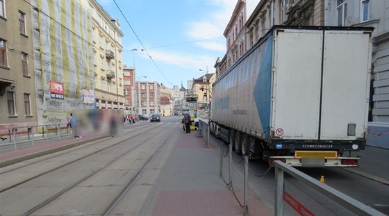 Pi nehod v centru Olomouce hasii vyproovali zpod kamionu sraenou...