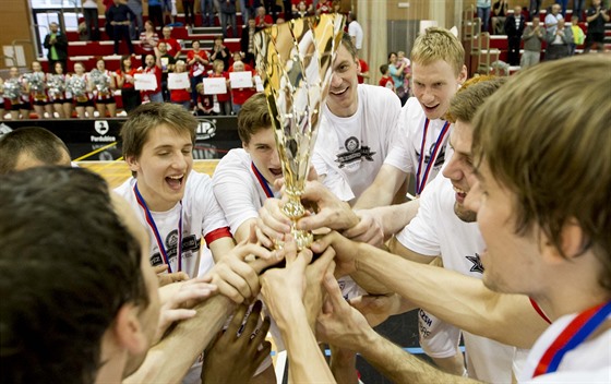 Pardubití basketbalisté se takto radují z poháru pro bronzový tým Národní...