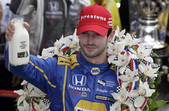 Alexander Rossi a jeho vítzné mléko v cíli 500 mil Indianapolis