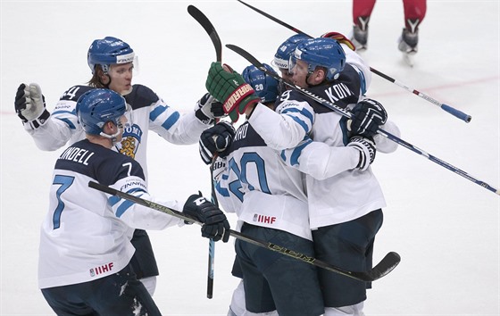 Fintí hokejisté slaví gól do ruské sít v semifinále mistrovství svta.