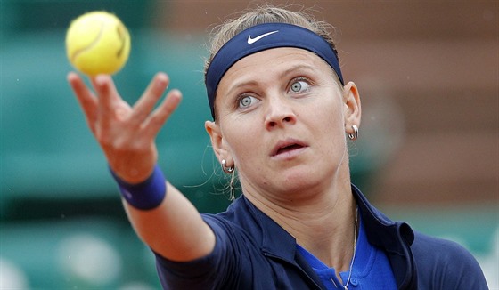 Lucie afov servruje v 1. kole Roland Garros.