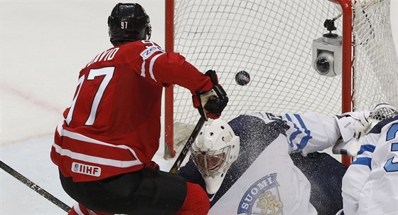 Kanadský útoník Connor McDavid pekonává finského gólmana Mikka Koskinena ve...
