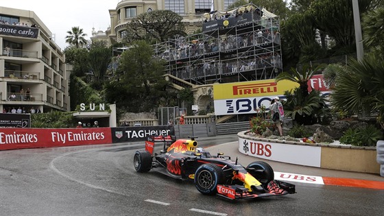 Daniel Ricciardo na okruhu v Monaku