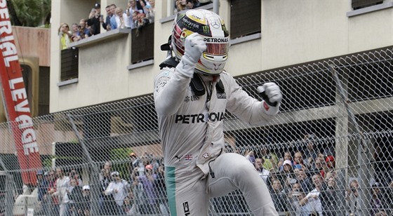 VESELÍ NA DRUHOU. Lewis Hamilton slaví triumf na Velké cen Monaka.