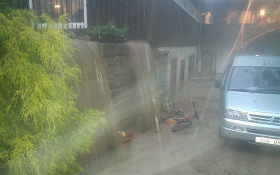 Valící se proudy vody pes plot penzionu v Arnolticích.
