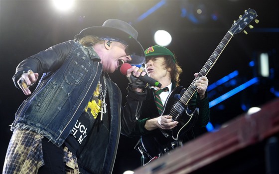 Angus Young a Axl Rose na koncertu AC/DC (Letany, Praha, 22. kvtna 2016)