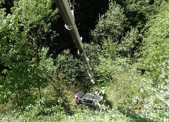 Hasii vyproovali auto ze srázu pomocí hydraulické ruky.