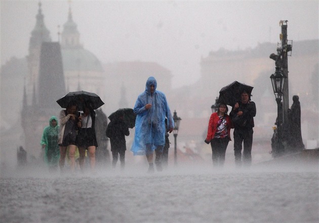 Pívalový dé na praském Karlov most (23. kvtna 2016)