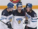 Finský hokejista Sebastian Aho (uprosted) oslavuje se spoluhrái jeden ze...