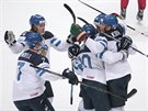 Fintí hokejisté slaví gól do ruské sít v semifinále mistrovství svta.