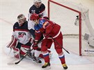 Americký gólman Keith Kinkaid v akci v duelu proti Rusku