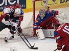 Americký hokejista Matt Hendricks (s íslem 23) zkouí pekvapit ruského...
