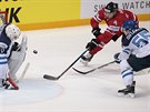 Taylor Hall z Kanady (s íslem 4) zkouí pekonat finského gólmana Mikka...