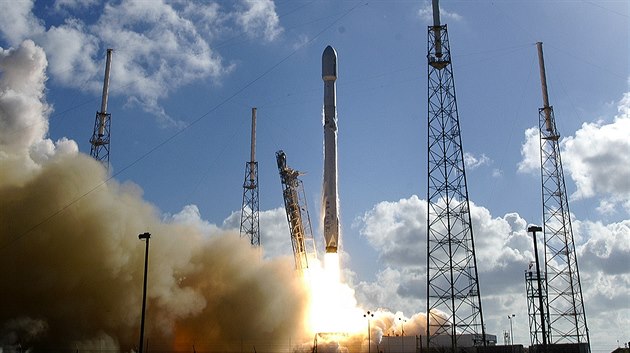 Raketa Falcon 9 startuje 27. května 2016 na svůj 25. let. Raketa Falcon 9 startuje 27. května 2016 na svůj 25. let.