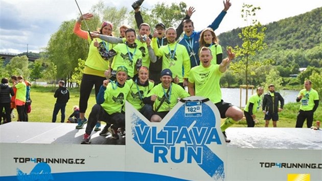 Cílová fotografie týmu RUNGO.cz srdcaři. Cílová fotografie týmu RUNGO.cz srdcaři.