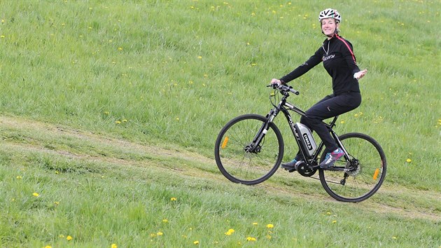Cyklistka na elektrokole v Hraběticích v Jizerských horách. Cyklistka na elektrokole v Hraběticích v Jizerských horách.