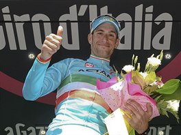 Vincenzo Nibali spokojen zved palec. Vyhrl devatenctou etapu Gira.