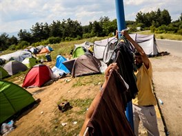 Jeden z mench tbor u ecko-makedonskch hranic. (24. kvtna 2016)