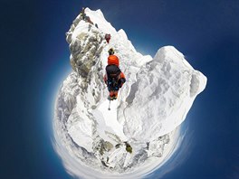 VIRTUÁLNÍ HOROLEZECTVÍ. Dva nepáltí erpové Pemba Rinji Sherpa a Lakpa Sherpa...