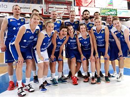 Exhibice brnnských basketbalist Hvzdy spolu: modrý tým na spolené fotce....