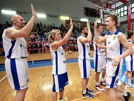 Exhibice brnnských basketbalist Hvzdy spolu: Jan Kivánek se zdraví se...