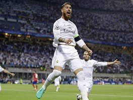 HRDINA ÚVODU. Sergio Ramos (ve výskoku) slaví úvodní trefu Realu Madrid do sít...