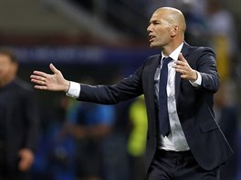 Kou Realu Madrid Zinédine Zidane gestikuluje bhem finále Ligy mistr.