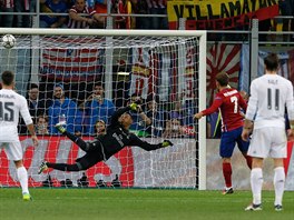 NEDAL. Antoine Griezmann (druhý zprava) z Atlétika Madrid pi penalt ve finále...