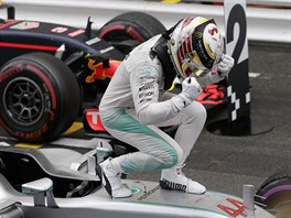 Lewis Hamilton slaví triumf na Velké cen Monaka.