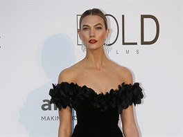 Modelka Karlie Klossová na galaveeru Nadace na podporu výzkumu AIDS (amfAR)...