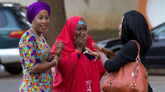 Nigerijsk eny angaovan v hnut Bring back our girls oslavuj osvobozen studentky Aminy Ali Nkekiov ze zajet Boko Haram. (19. kvtna 2016)