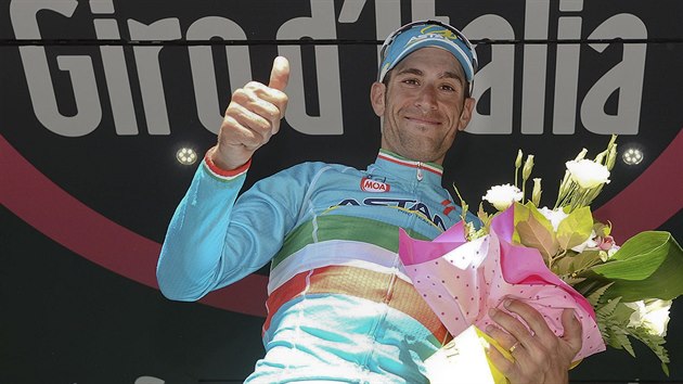 Vincenzo Nibali spokojen zved palec. Vyhrl devatenctou etapu Gira.