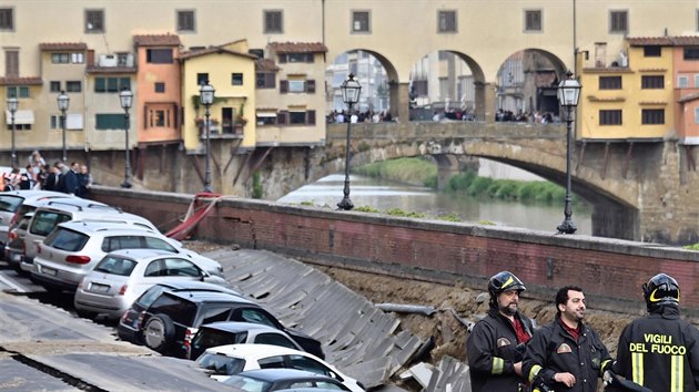 Ve stedu rno se v historickm centru italsk Florencie proboila st nbe u eky Arno (25.5.2016).