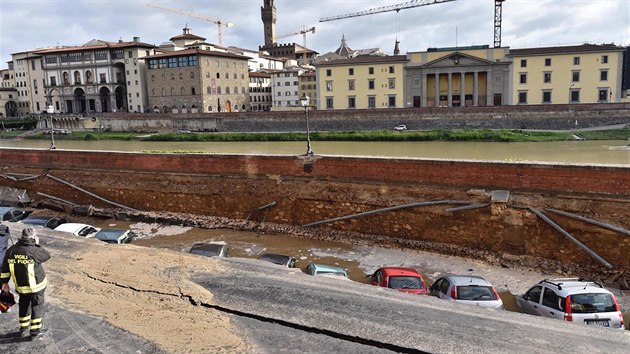 Ve stedu rno se v historickm centru italsk Florencie proboila st nbe u eky Arno (25.5.2016).