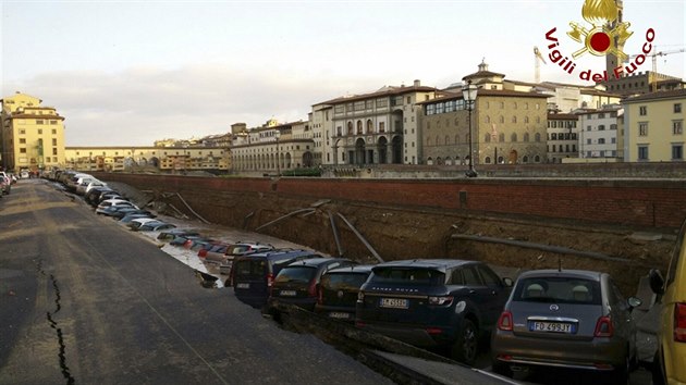 Ve stedu rno se v historickm centru italsk Florencie proboila st nbe u eky Arno (25.5.2016).