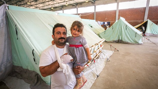 eck policie vyklz uprchlick tbor Idomeni, obyvatele postupn pev do novch oficilnch tbor v okol Solun. Tbor ve tvrti Sindos (25. 5. 2016)