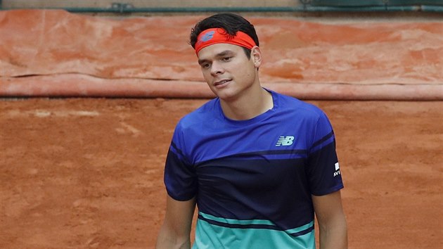 Kanadsk tenista Milos Raonic se tv zklaman v osmifinle Roland Garros.