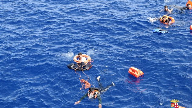 U beh Libye ve Stedozemnm moi se pevrtila lo s migranty. Nejmn sedm lid utonulo, dalch 500 se podailo zachrnit (25.5.2016)