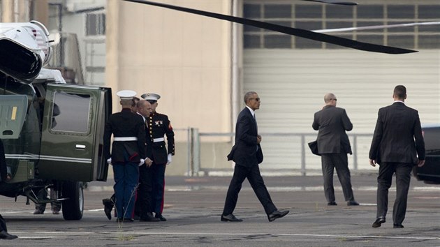 Americk prezident Barack Obama vystupuje z vrtulnku na letiti v Hiroim (27.5.2016)